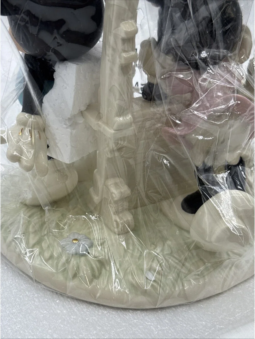 Lenox Disney Showcase 2010 “Kisses For Mickey” 8” 24K & Ivory China Figurine New